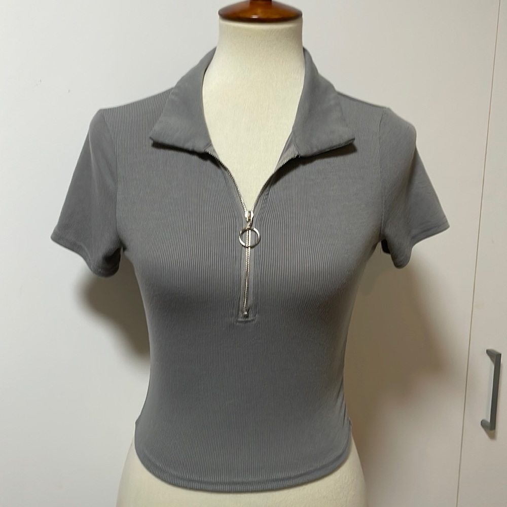 BETTER BE Ribbed‎ Crop Top in Size Medium * Gray *